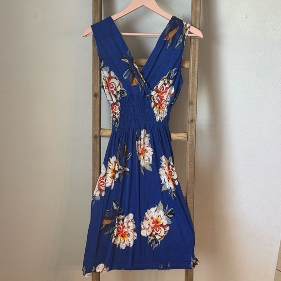 Dresses & Skirts - New Blue Women’s Floral sleeveless mini dress size XXL
Fits size 14